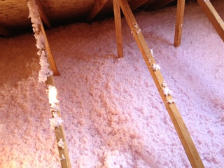 Isolation de grenier utilisant de la laine minérale soufflée